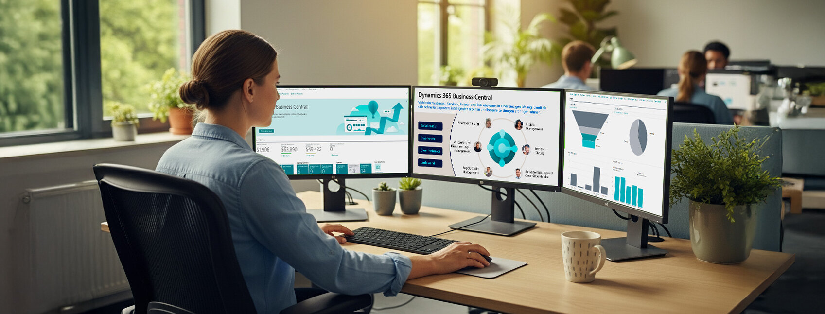 Eine Frau schaut auf drei Monitore