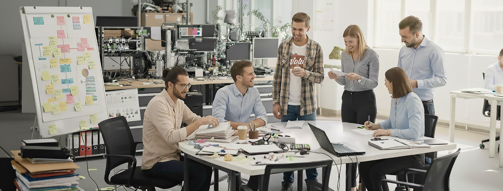 Eine Besprechungssituation in einem Büro.